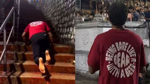 BGT సిరీస్ లో సెంచరీ - మోకాళ్లపై తిరుమల మెట్లెక్కిన టీమిండియా క్రికెటర్‌