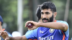 శృంగారమే బుమ్రా కొంపముంచిందా..? వీపు వాపుకి కారణం అదేనా..?