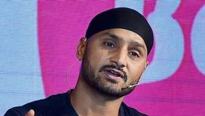 ఆ అభిమానులు కుక్కలు.. హర్భజన్ సింగ్ ఘాటు వ్యాఖ్యలు!