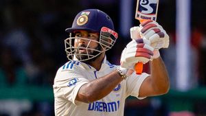 IND vs AUS: ఏం గుండెరా అది.. ఫస్ట్ బాలే సిక్సా..? (వీడియో)