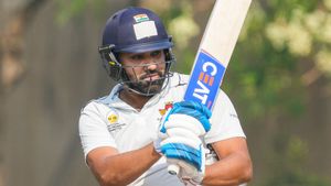 Ranji Trophy: 3 భారీ సిక్స్‌లు బాది వికెట్ పారేసుకున్న రోహిత్ శర్మ! (వీడియో)