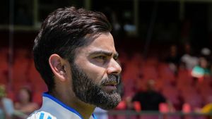 కోహ్లీ రంజీ మ్యాచ్‌ కు ఫ్రీ ఎంట్రీ.. దిల్లీ టీమ్ బంపర్ ఆఫర్!!