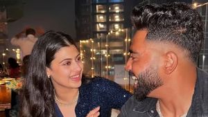 బ్యూటీఫుల్ సింగర్ తో క్రికెటర్ సిరాజ్ ప్రేమాయణం!.. ఫొటోస్ లీక్డ్!!