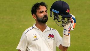 రహానె దబిడి దిబిడే.. సెంచరీతో చెలరేగిన ముంబయి కెప్టెన్