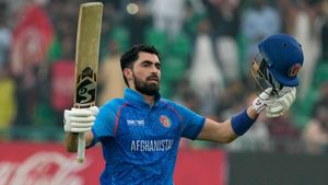 AFG VS ENG: ఇదీ కదా హీరోయిజం అంటే.. భారీ శతకంతో చరిత్ర సృష్టించిన అప్ఘాన్ బ్యాటర్..