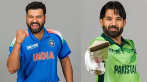 IND vs PAK: పెళ్లాన్ని అయినా వదిలేస్తారేమో కానీ.. టీవీలను మాత్రం వదలరు!(వీడియో)