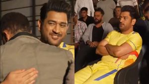 IND vs PAK: ఆ హీరోతో కలిసి మ్యాచ్ చూస్తున్న ధోనీ(వీడియో)