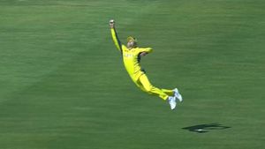 AUS vs ENG: వావ్ వాట్ ఏ క్యాచ్ కేరీ.. పక్షిలాగా గాల్లోకి ఎగిరి.. వీడియో వైరల్