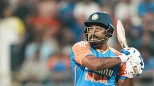 సంజూ ఇగోకు పోతే.. జట్టులో చోటుండదు: మాజీ క్రికెటర్