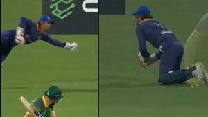 వాట్ ఏ క్యాచ్.. 47 ఏళ్ల వయసులో పక్షిలా గాల్లోకి ఎగిరి మరీ..(వీడియో వైరల్)