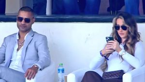 Shikhar Dhawan: తెల్ల పిల్ల పక్కన కూర్చుని మ్యాచ్‌ను ఆస్వాదించిన ధావన్.. ఆ మిస్టరీ గర్ల్ ఎవరు?