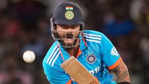 'ఏంది నేను ఔటా?'.. విరాట్ రియాక్షన్ వైరల్.. అతడిపై ఫ్యాన్స్ గుస్సా