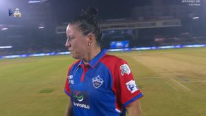 WPL 2025: ఓటమి బాధ - వెక్కి వెక్కి ఏడ్చిన దిల్లీ క్యాపిటల్స్ ప్లేయర్!(వీడియో వైరల్)