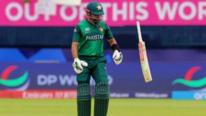 Babar Azam: 'అతడిని బూట్లతో కొట్టాలి!'