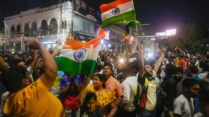 మహానగరం హైదరాబాద్‌లో విజయోత్సవ సంబరాలు - పోలీసులు లాఠీ ఛార్జ్!