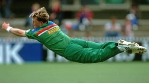 Viral Video: సూపర్ మ్యాన్‌గా మారిన జాంటీ రోడ్స్.. 55 ఏళ్ల వయస్సులో గాల్లోకి ఎగిరి..