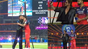 IPL 2025: ఒకడు బోల్డ్.. ఇంకొకడు గోల్డ్ - అదరగొట్టిన షారుక్, కోహ్లీ డ్యాన్స్ (వీడియో)