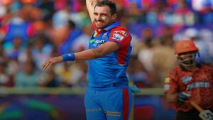 SRH VS DC: చరిత్ర సృష్టించిన మిచెల్ స్టార్క్! - ఎవరూ సాధించనిది!!