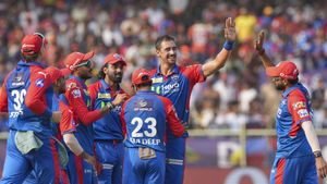 SRH vs DC: ఫ్లవర్ కాదు ఫైర్.. సన్ రైజర్స్ టాప్ ఆర్డర్‌పై స్టార్క్ విధ్వంసం