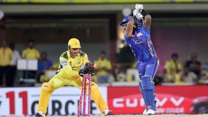 CSK vs MI: కళ్లు చెదిరే స్టంపౌట్‌‌తో మలుపు తిప్పిన ధోనీ! (వీడియో)