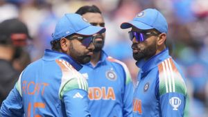 IND vs NZ: రోహిత్ శర్మ‌తో కోహ్లీ వ్యూహం.. ఉచ్చులో పడ్డ కివీస్ బ్యాటర్!(వీడియో)