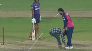 Riyan Parag: రియాన్ పరాగ్ కాళ్లు మొక్కిన అభిమాని.. నెట్టింట ట్రోలింగ్?