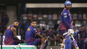 Rohit Sharma: హిట్ మ్యాన్ ముంగిట అరుదైన రికార్డు.. ఈ ఘనత సాధించిన తొలి భారతీయుడిగా!