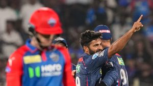 DC vs LSG: వేలంలో అన్‌సోల్డ్.. కట్ చేస్తే తొలి ఓవర్‌లోనే రెండు వికెట్లు!