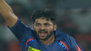 SRHపై నిప్పులు చెరిగిన శార్దూల్ ఠాకూర్ - అన్‌సోల్డ్‌గా వచ్చి బ్యాటర్లకు యముడుగా...