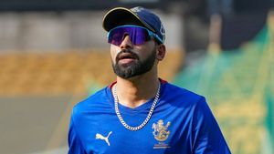 IPL 2025: రోహిత్ శర్మకు సిరాజ్ ఘాటు సమాధానం!!