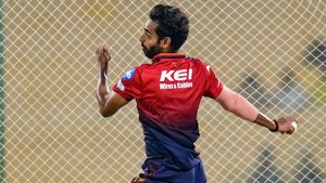 చరిత్ర సృష్టించిన భువనేశ్వర్ కుమార్!!