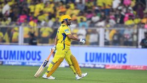 IPL 2025: ధోనీ ఔట్ గొడవ..!!