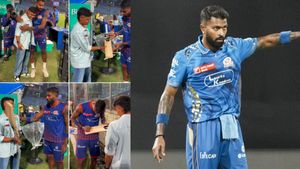 DC vs MI: ఇషాన్ కిషన్ చెల్లికి మర్చిపోలేని గిఫ్ట్ ఇచ్చిన హార్ధిక్ పాండ్యా(వీడియో)
