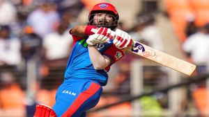 GT VS DC: భారీ సిక్స్ - కోహ్లీ,రోహిత్, ధోనీ సరసన కేఎల్ రాహుల్!