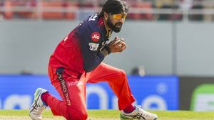 గాల్లో బంతిని చూసి.. చిరుతవేగంతో పరిగెత్తి అద్బుతమైన క్యాచ్..(వీడియో)