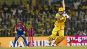 IPL 2025: ధోని అప్పుడే రిటైర్ అయి ఉండాల్సింది..