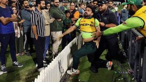 NZ vs PAK: కివీస్‌పై చిత్తుగా.. కోపంతో అభిమానులతో గొడవపడిన పాక్ ఆటగాడు(వీడియో)