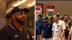 హైదరాబాద్‌లో రోహిత్ క్రేజ్ చూశారా..?(వీడియో)