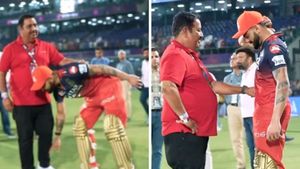 IPL 2025: అతని కాళ్లు మొక్కిన విరాట్ కోహ్లీ! (వీడియో)