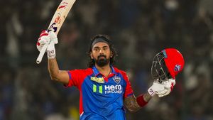 DC vs GT: 14 ఫోర్లతో, 4 సిక్సర్లతో కేఎల్ రాహుల్ ఊచకోత