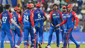 IPL 2025: ఢిల్లీ క్యాపిటల్స్ బౌలర్‌కు బీసీసీఐ బిగ్ షాక్!