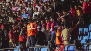 IPL 2025: భయపడాల్సింది మనం కాదు.. ధర్మశాల స్డేడియంలో అభిమాని స్పందన వైరల్