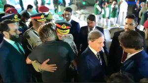 ఓడిపోయినా ఇదే సంబరం నాయనా?.. పాక్ ఆర్మీ చీఫ్‌ను ముద్దుపెట్టుకున్న అఫ్రిది(వీడియో)