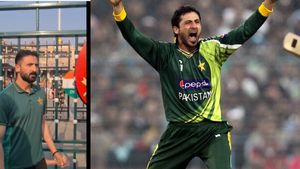 పాక్ క్రికెటర్ల దురుసు ప్రవర్తన.. వాఘా సరిహద్దులో జునైద్ ఖాన్ (వీడియో)