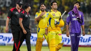 KKR vs CSK: ఐపీఎల్‌లో ధోని ప్రత్యేక సెంచరీ.. అలా చేసిన తొలి ఆటగాడిగా!