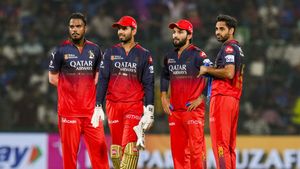 IPL 2025: ఆర్సీబీకి బిగ్ షాక్!.. స్టార్ ప్లేయర్ ఔట్!!