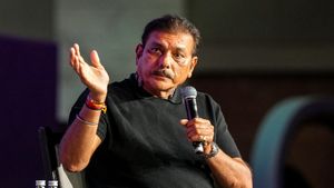 బీసీసీఐ.. ఇంగ్లాండ్ టూర్‌కు అతడిని పంపించాలి!: రవిశాస్త్రి