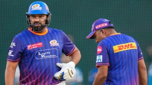 చురుగ్గా ఫీల్డింగ్ చేయలేడనే రోహిత్‌ను ఇంపాక్ట్ సబ్‌గా ఆడిస్తున్నాం: ముంబై హెడ్ కోచ్