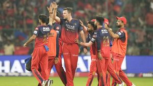 IPL 2025: ఆర్సీబీకి బిగ్ షాక్?.. కీలక ప్లేయర్ ఔట్!