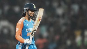 Women Tri Series 2025: ఫైనల్‌లో సెంచరీతో రెచ్చిపోయిన స్మృతి మంధాన